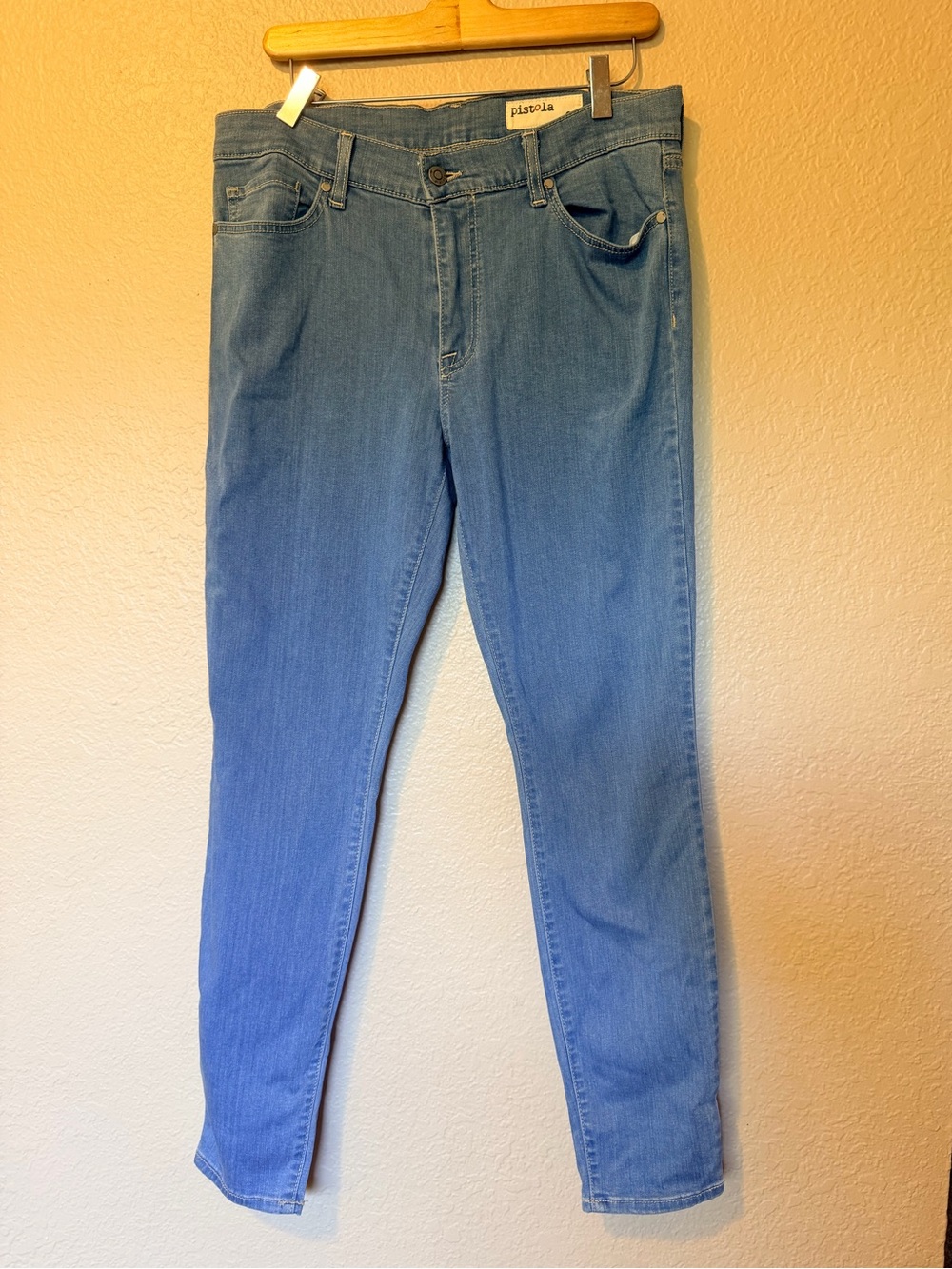 LIKE NEW Pistola women’s stretchy skinny jeans size 30